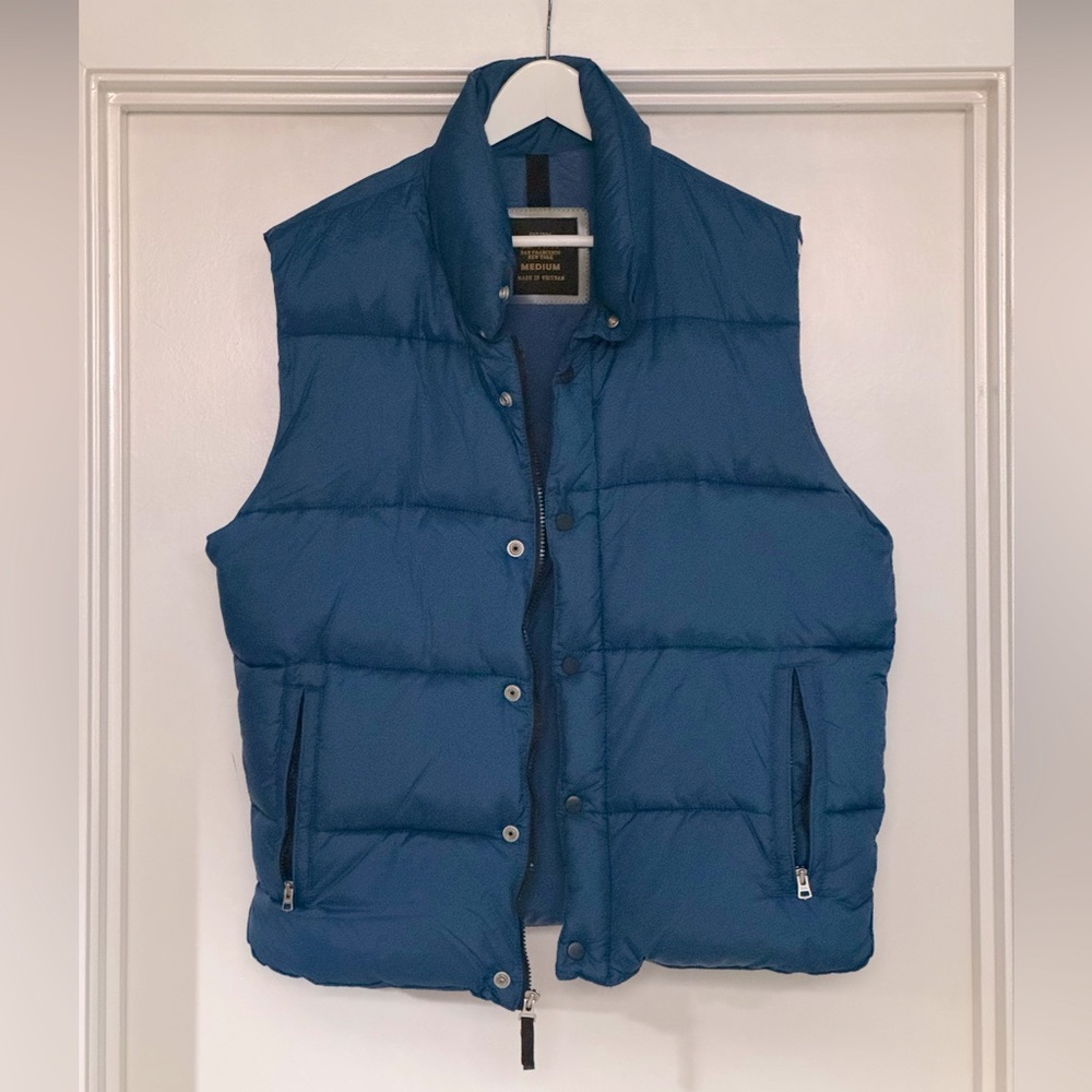 Men's Old Navy (vintage?) puffy vest. Blue size medium.